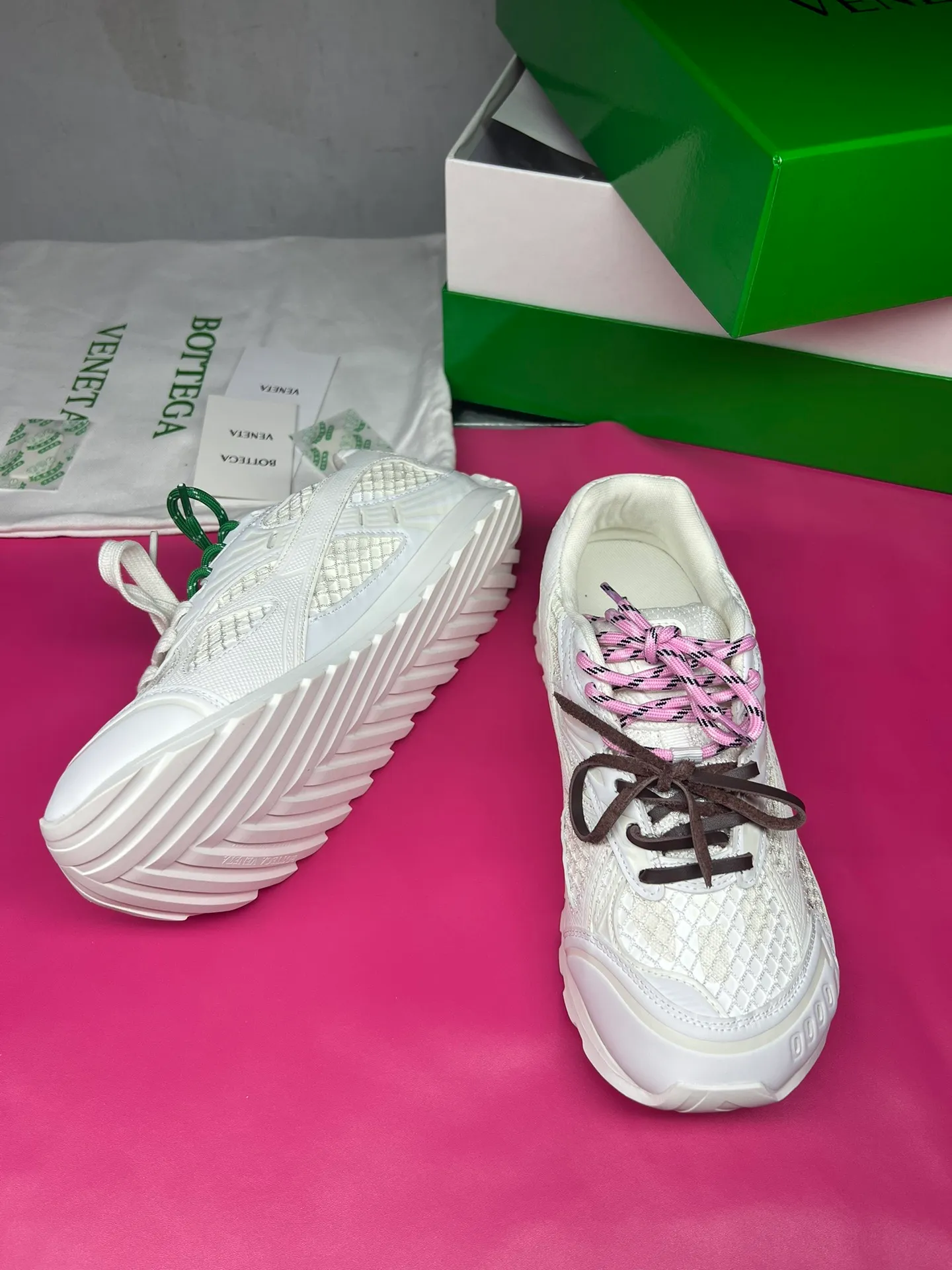 👟👟Ex-factory price 600👟👟 Men's size +10 Real photos 🔥🔥BV Orbit sneakers Wang Yibo's same style couple's dad shoes Runner sneakers, made of lightweight technical mesh fabric. Matched with geometric pattern designed rubber outsole, Wang Zha series high version. Look for the package technology. It is actually a lot taller, but the legs are still slim. Very nice, playable and durable. Matched to the standard💯 Package shoe technology. Look for the high version. The outsole is made of color-blocked TPU outsole. Women's model 35 36 37 38 39 40 41 42 (40 41 42 43 44 45 customized) (Customer logo can be accepted without refund or exchange at a favorable price) Equipped with original packaging